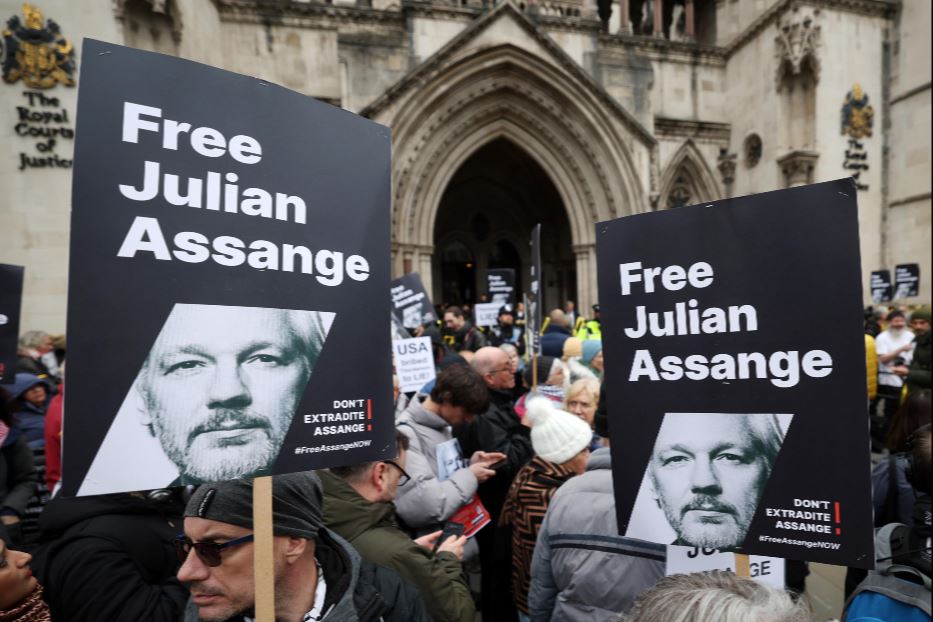 La protesta davanti all'Alta Corte di Londra dove è in corso il processo a Julian Assange