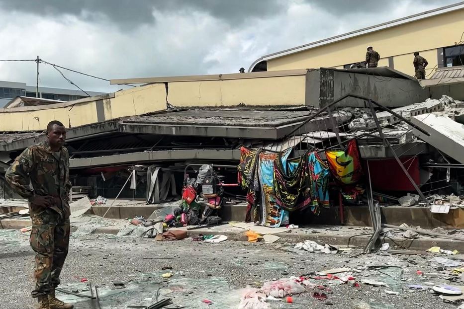 Un edificio distrutto dal sisma nella capitale Port Vila