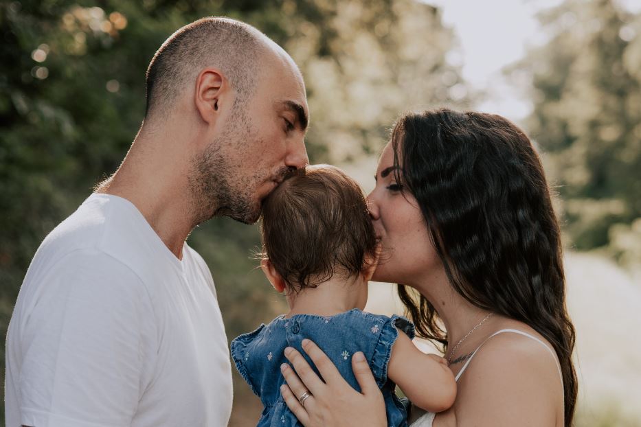 Mamma Benedetta e papà Marco con una delle loro bimbe, Sole