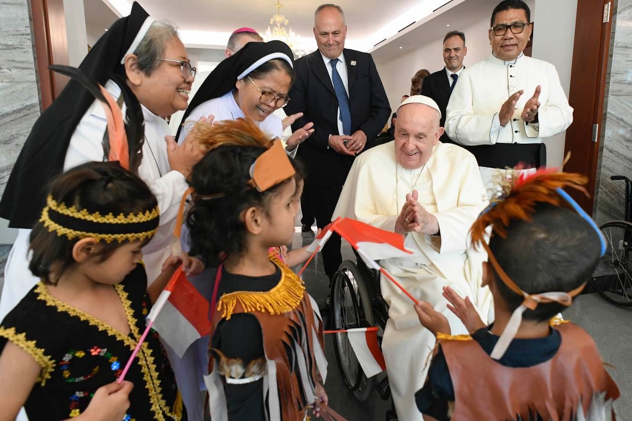 Il Papa in nunziatura a Giacarta con alcuni bambini orfani