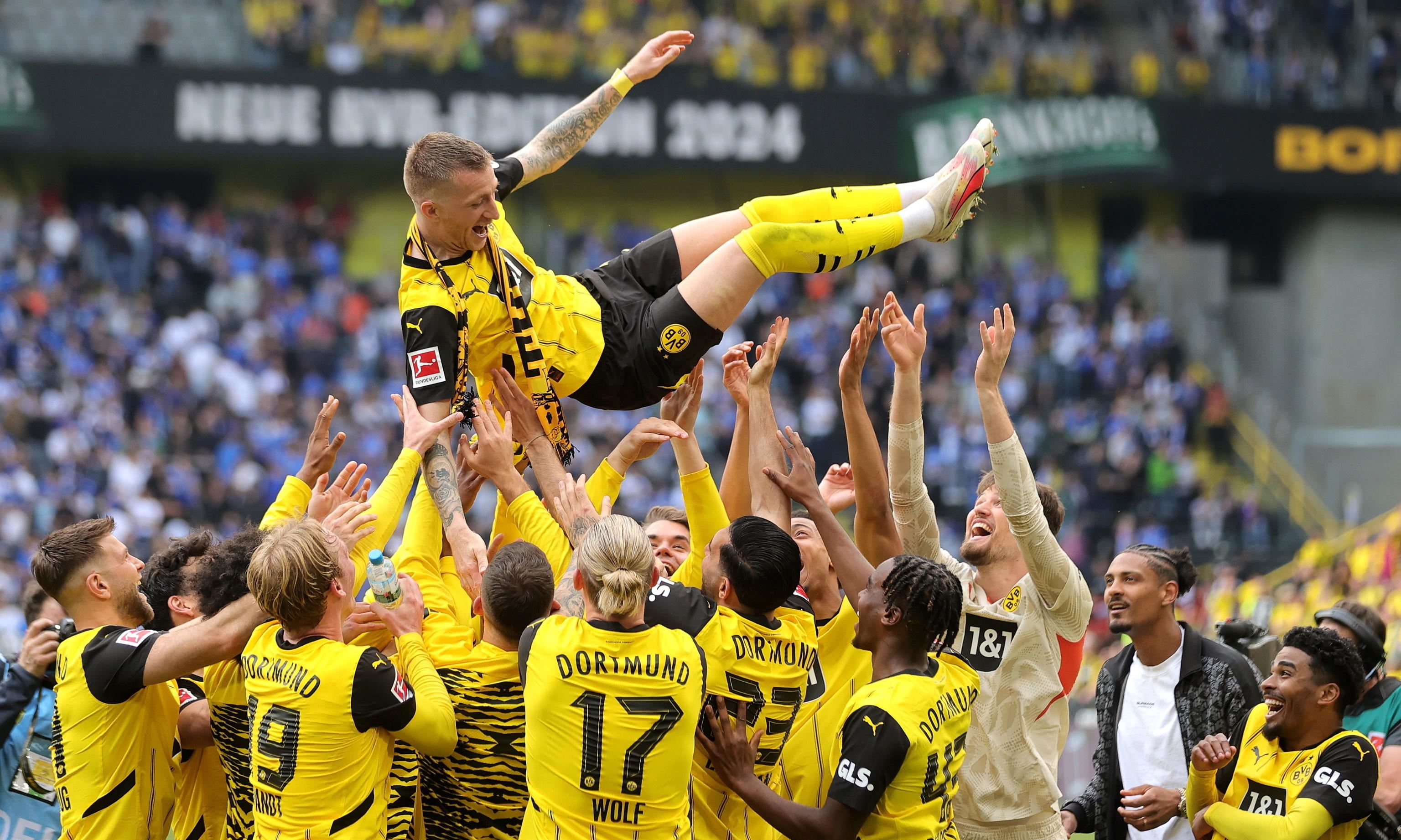 Marco Reus, bandiera del Borussia Dortmund festeggiato dai compagni dopo la partita vinta con il Damrstadt il 28 maggio, la sua ultima in Bundesliga visto che lascerà la squadra a fine stagione