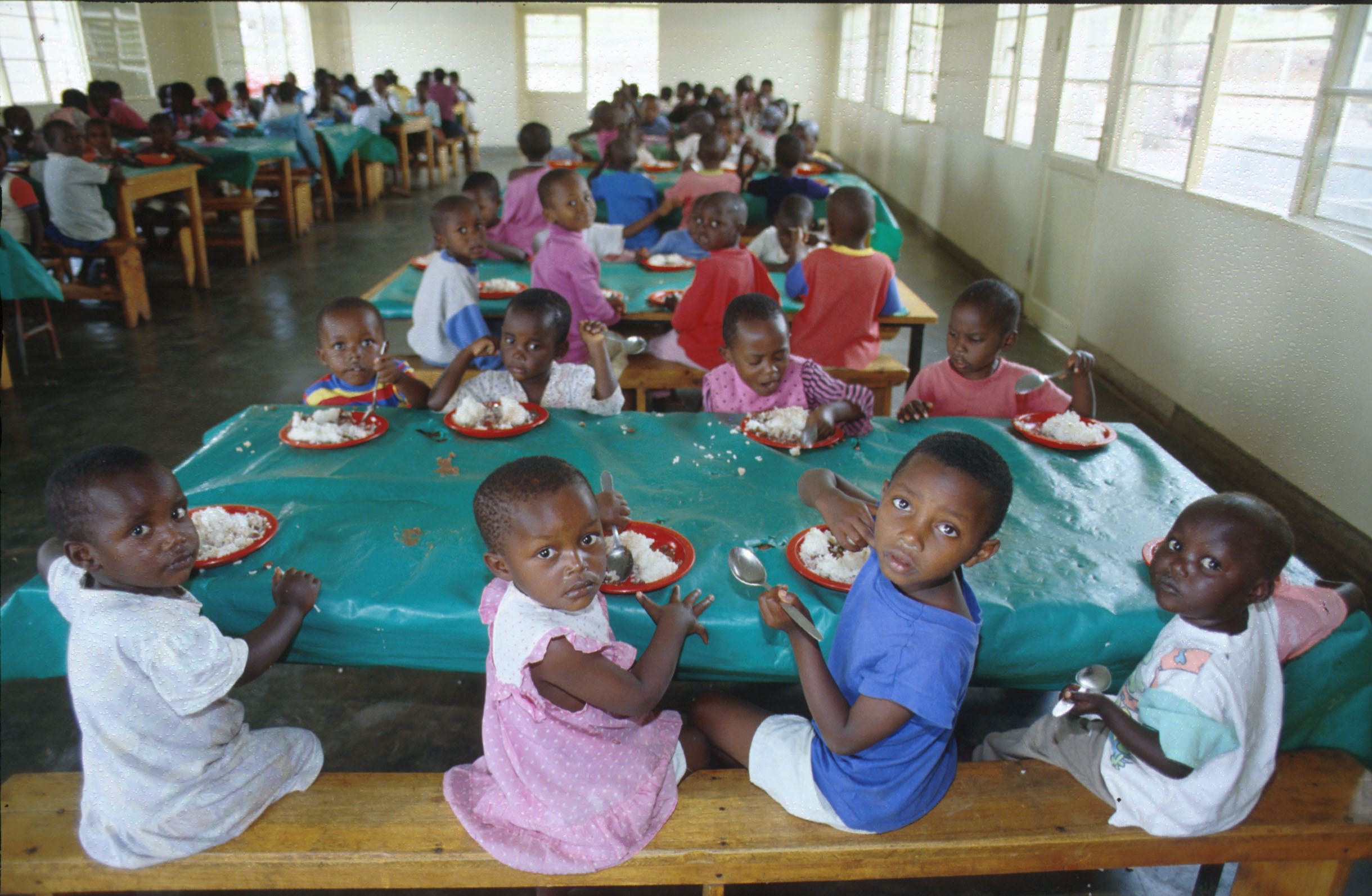 Bambini a mensa in un orfanotrofio in Ruanda