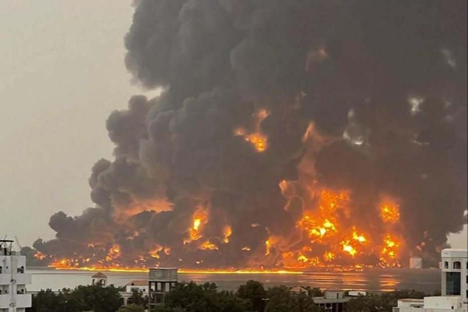 L'incendio provocato nel porto yemenita di Hodeidah dagli attacchi israeliani