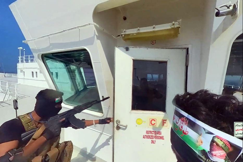 Commando degli Houthi in azione sa largo delle coste yemenite su una nave israeliana