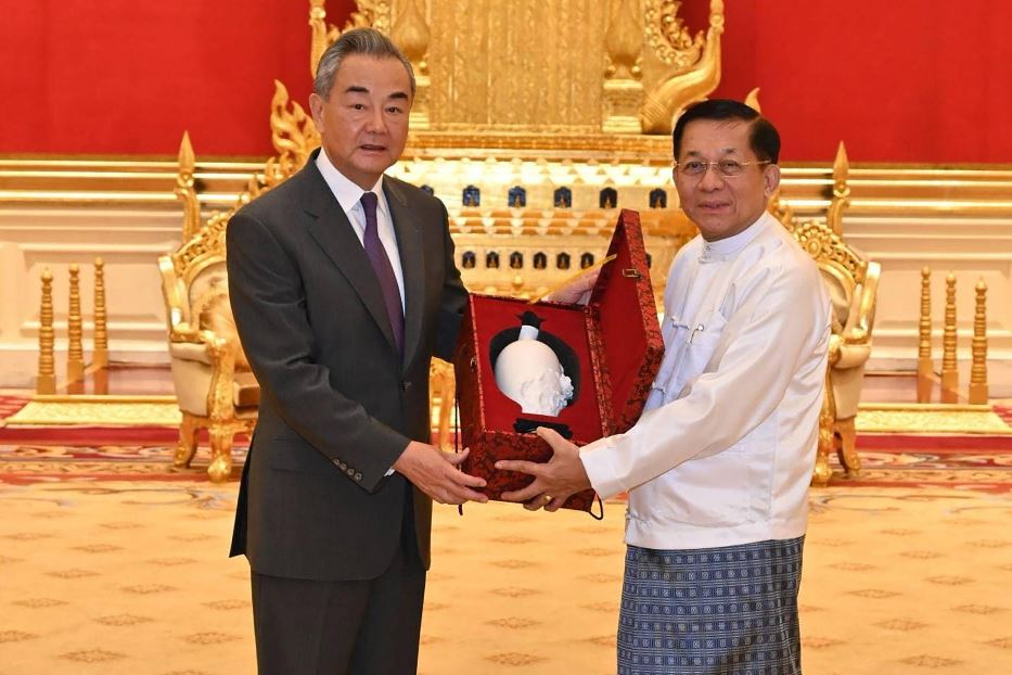 Il generale Min Aung Hlaing, a capo della giunta militare birmana, si scambia doni con il ministro degli Esteri cinese Wang Yi, in una foto d'archivio