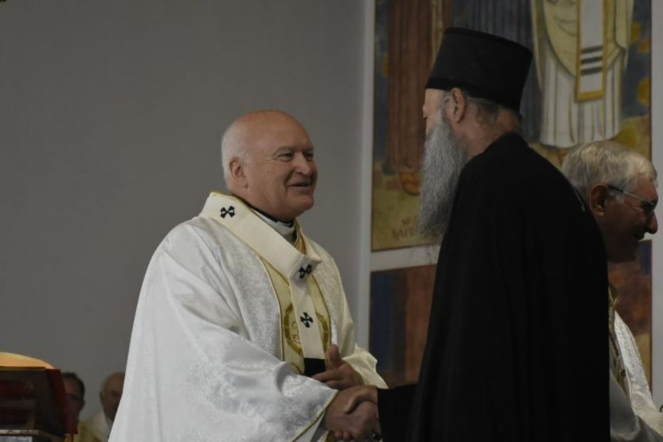 Il futuro cardinale Ladislav Nemet con il patriarca ortodosso serbo Porfirije