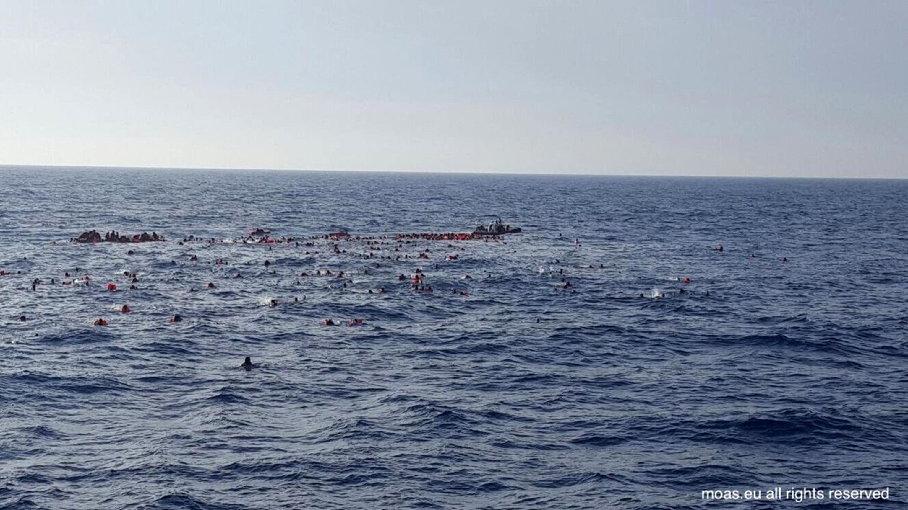 Naufragio in un'immagine d'archivio: barcone si ribalta davanti alle coste libiche