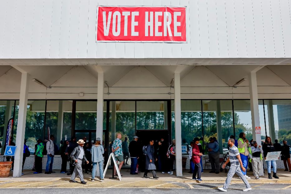 Elettori in fila per il voto presidenziale anticipato in Georgia, dove le urne si sono aperte ieri