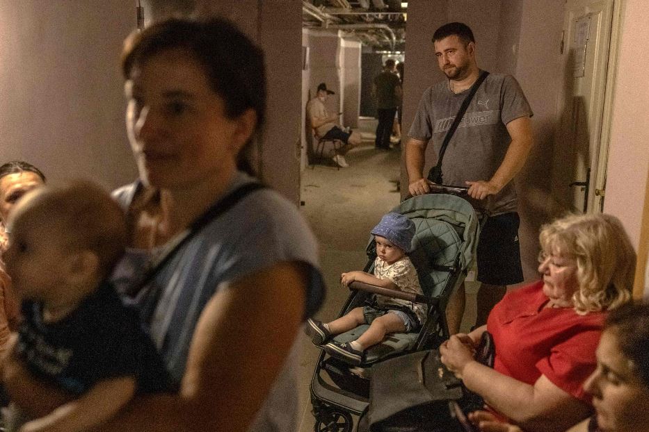 I sotterranei di un ospedale nel centro di Kiev offrono rifugio alla popolazione durante un raid russo. Le autorità stanno rafforzandole fortificazioni in tutto l’oblast
