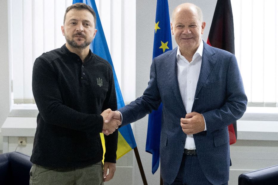 Il presidente ucraino Volodymyr Zelensky con il cancelliere tedesco Olaf Scholz