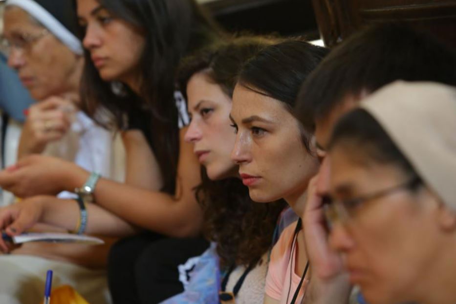 La presenza, il servizio e i ruoli di responsabilità delle donne: temi cruciali per la Chiesa impegnata nel cammino sinodale. Nella foto: partecipanti alla Gmg di Cracovia del 2016