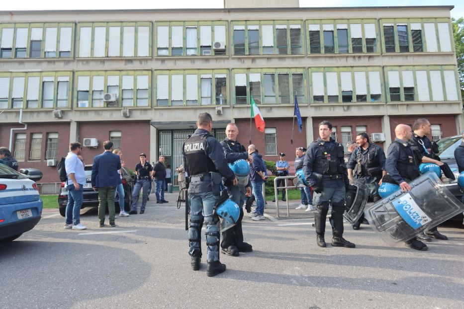 La polizia davanti al carcere minorile di Milano Beccaria, negli ultimi giorni teatro di nuove proteste