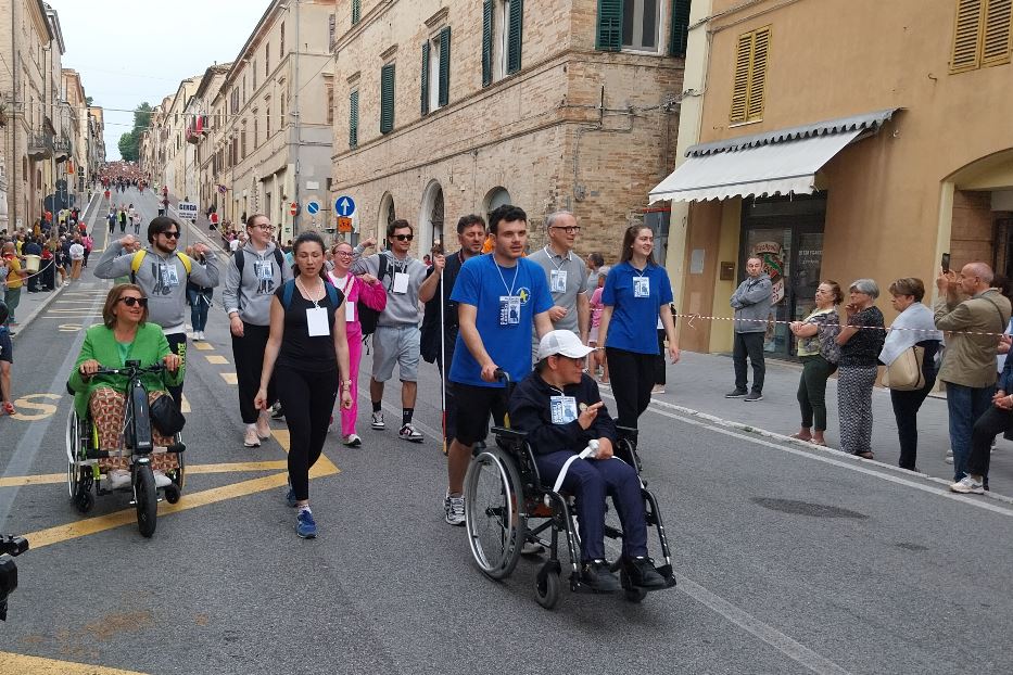 Un gruppo di volontari con i disabili all'arrivo a Loreto, dopo 28 chilometri di cammino