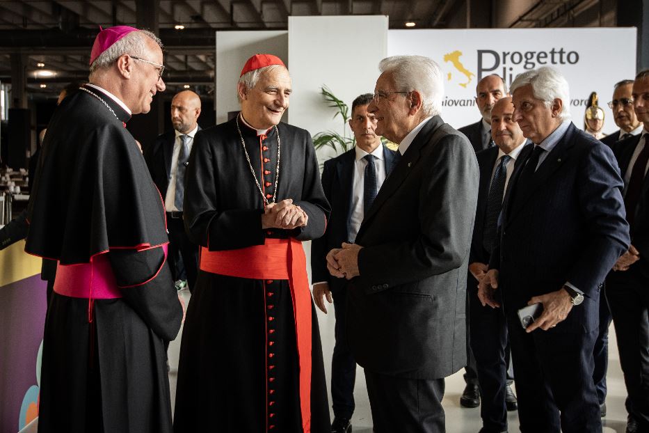 L'apertura della Settimana sociale a Trieste. L'arcivescovo Giuseppe Baturi (a sinistra) e il cardinale Matteo Zuppi danno il benvenuto al presidente della Repubblica, Sergio Mattarella