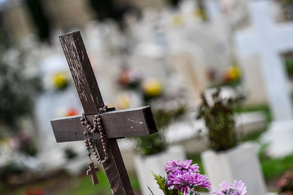 Un rosario su una tomba al cimitero