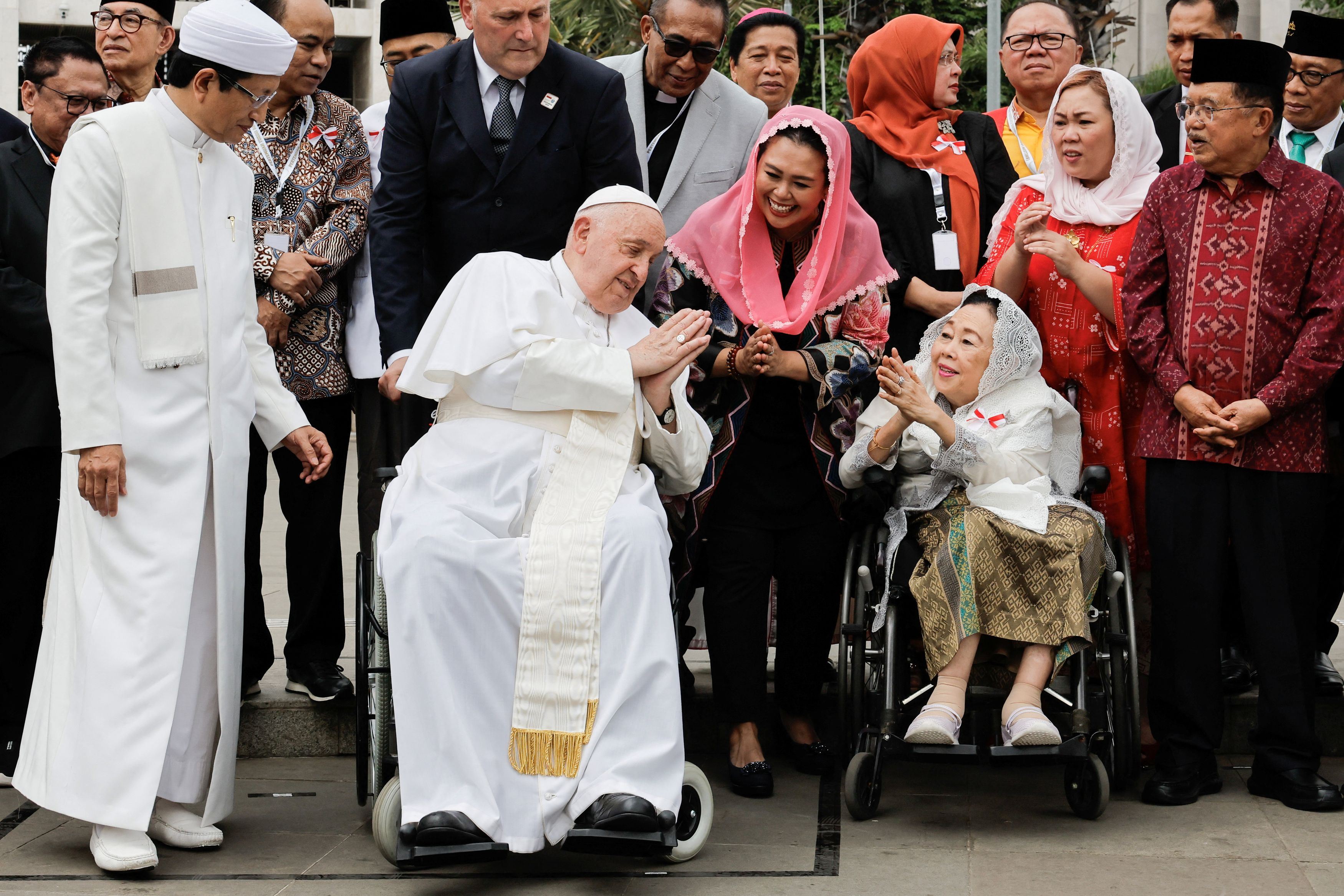 Il Papa in moschea: «Nessuno ceda a integralismo e violenza»