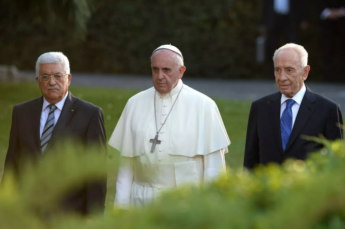 L'incontro in Vaticano tra Papa Francesco e, alla sua sinistra, l'allora presidente israeliano Shimon Pers e, alla sua destra, il presidente palestinese Abu Mazen