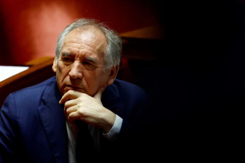 Bayrou pesca a destra e trova il governo. La sinistra: è una provocazione