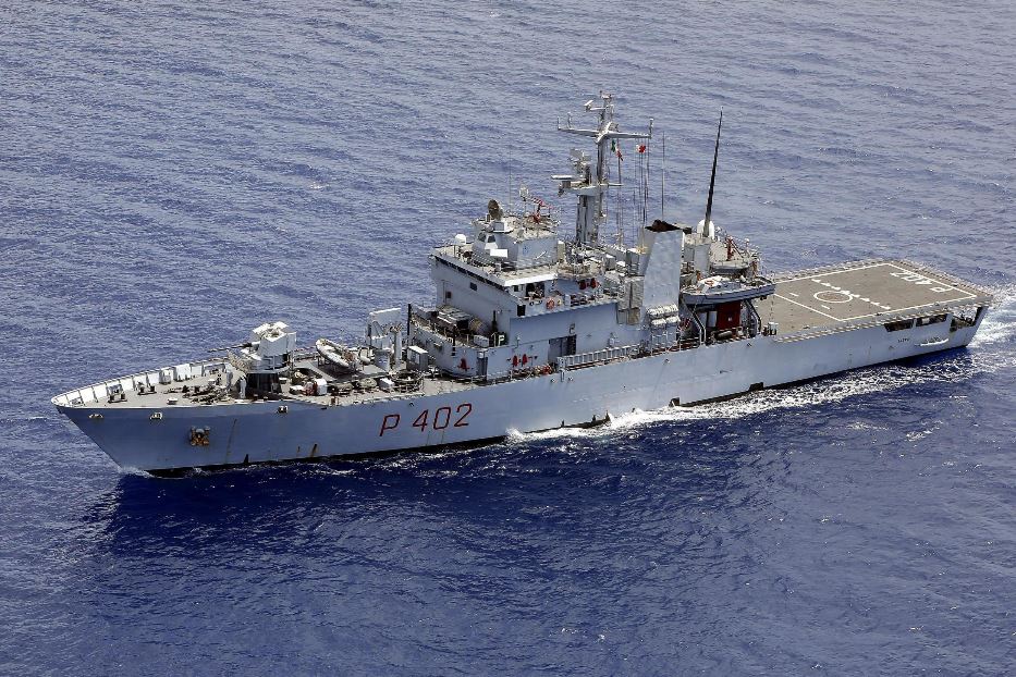 La nave Libra della Marina militare