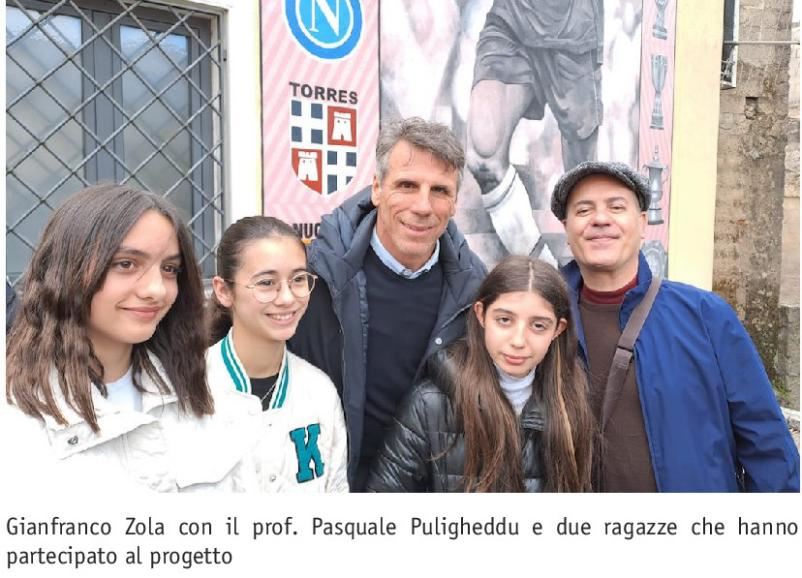 Gianfranco Zola con alcune studentesse di Oliena e il prof. Pasquale Puligheddu