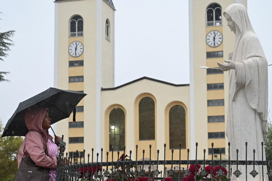 In preghiera davanti alla chiesa di Medjugorje