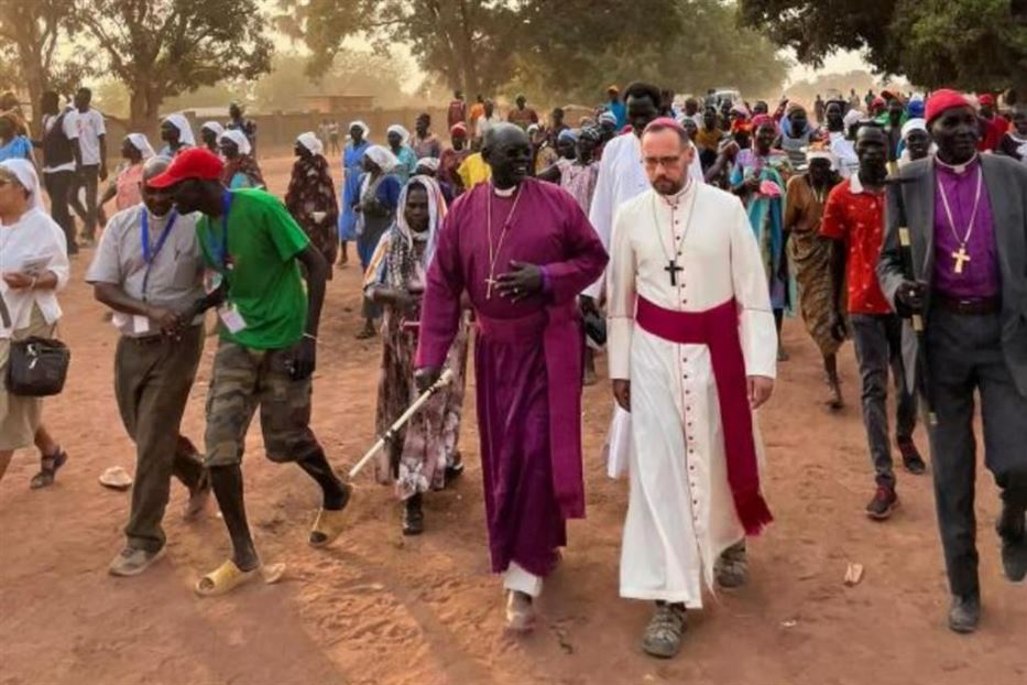 Il vescovo Christian Carlassare (vestito di bianco) alla marcia ecumenica in Africa
