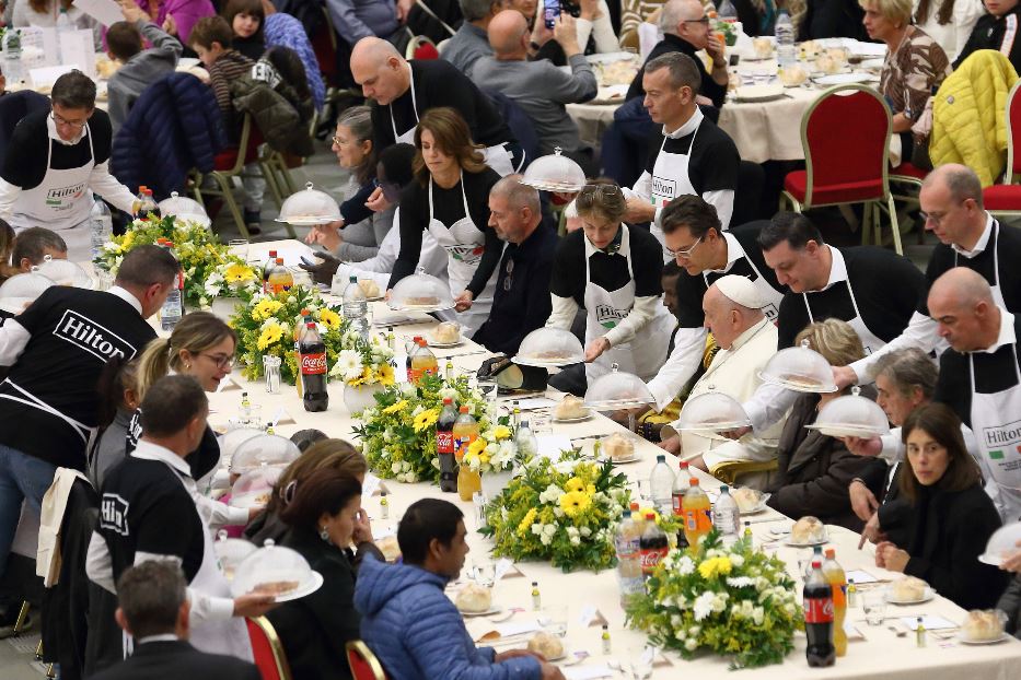 Il Papa a pranzo con senza dimora e migranti