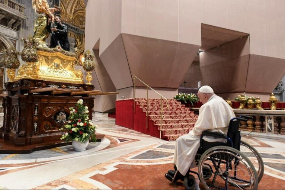 Papa Francesco questa mattina di fronte alla statua di San Gaetano da Thiene collocata per l'occasione in San Pietro per i 500 anni dalla nascita dei religiosi teatini