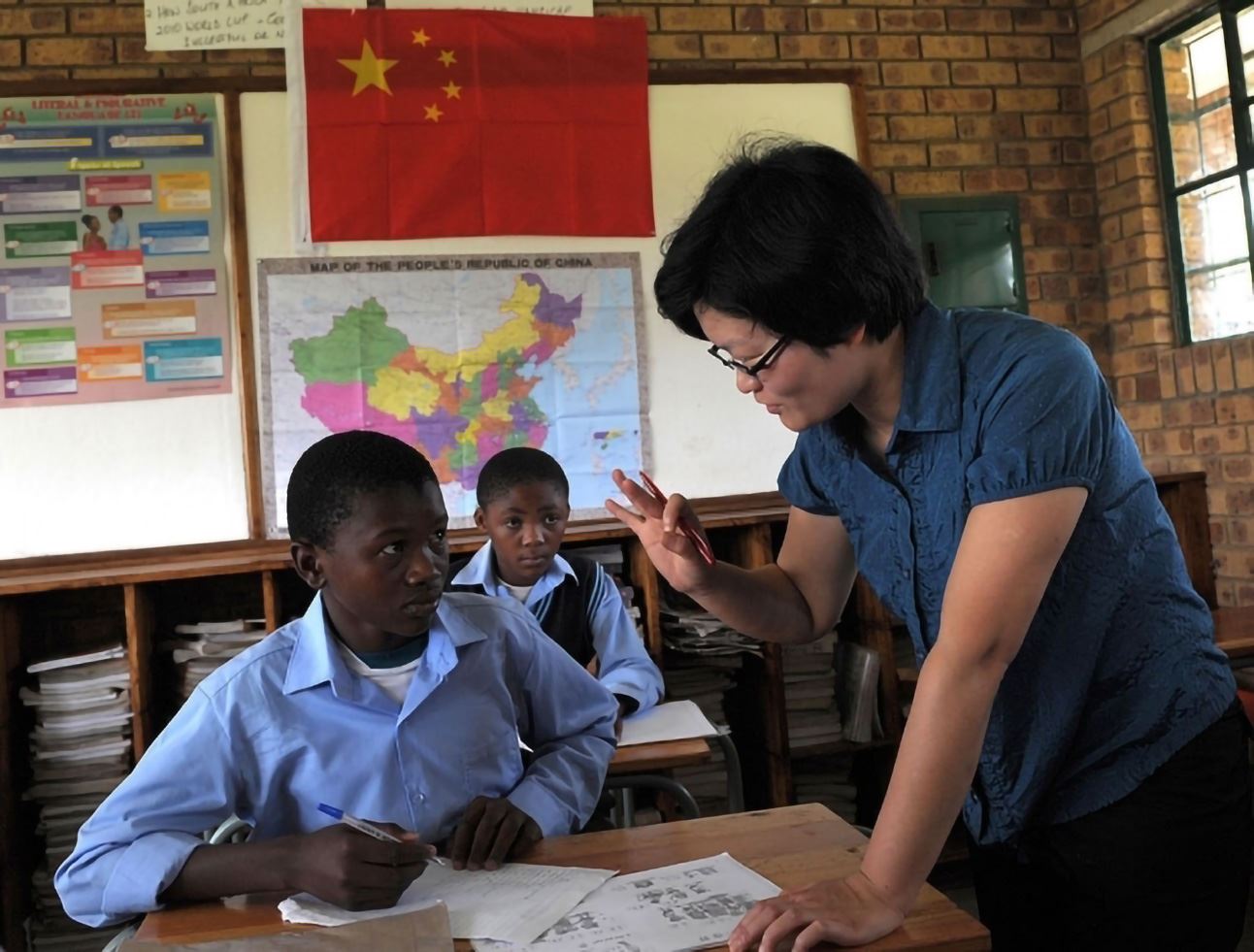 Un’insegnante cinese in classe con un gruppo di studenti in Botswana, Paese dove gli interessi di Pechino crescono