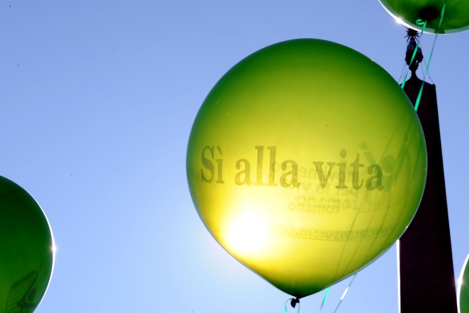 I palloncini durante una manifestazione per la vita in piazza San Pietro