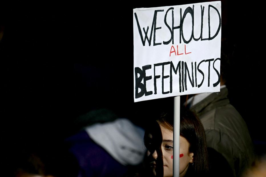 Un cartellone alla manifestazione di Non una di meno a Roma