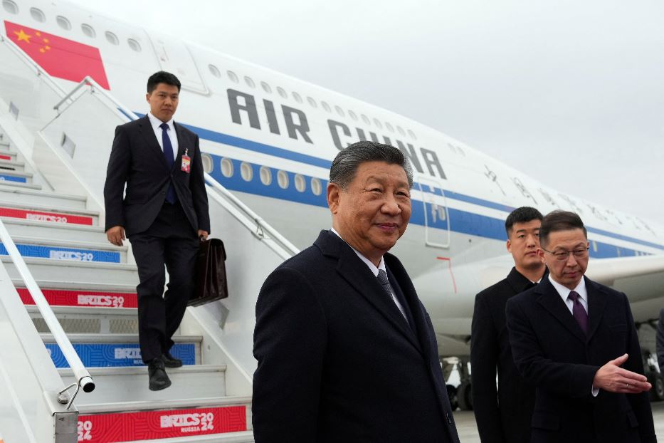 Il presidente cinese Xi Jinping al suo arrivo a Kazan per partecipare al vertice dei Brics