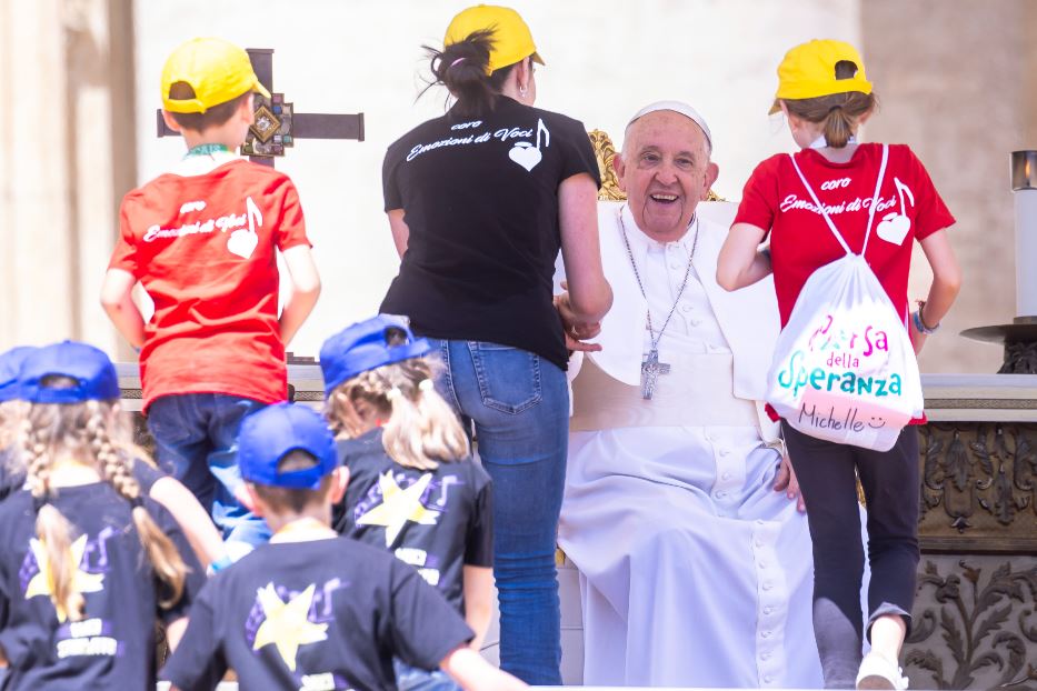 Alcuni bambini salutano il Papa durante la celebrazione della Giornata mondiale domenica in piazza San Pietro