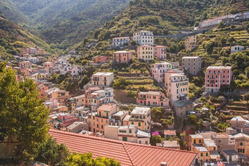 Nelle Cinque Terre rifugiati al lavoro: dalla vigna speranza e dignità