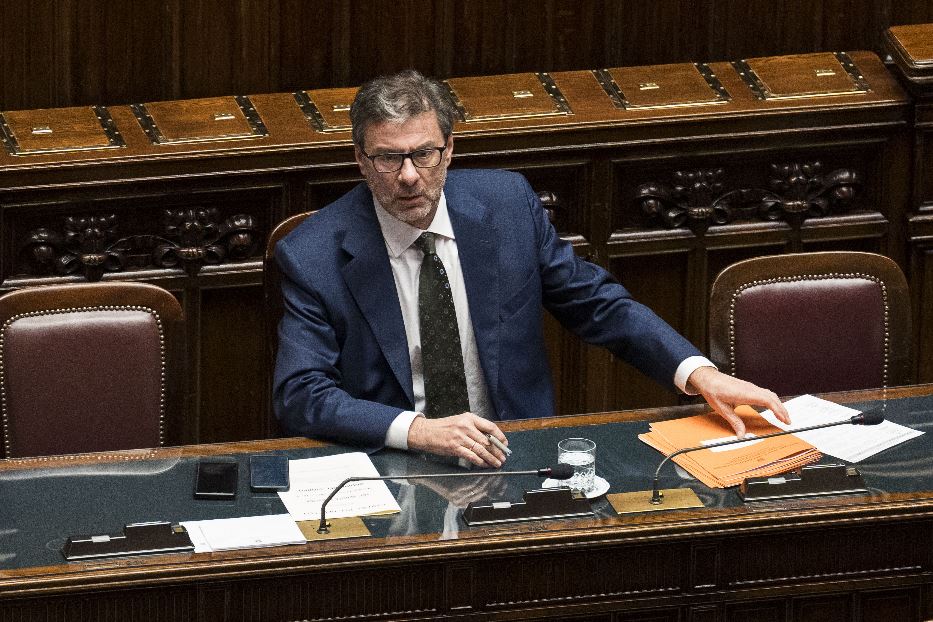 Giorgetti: «Tutti aiutino la crescita»