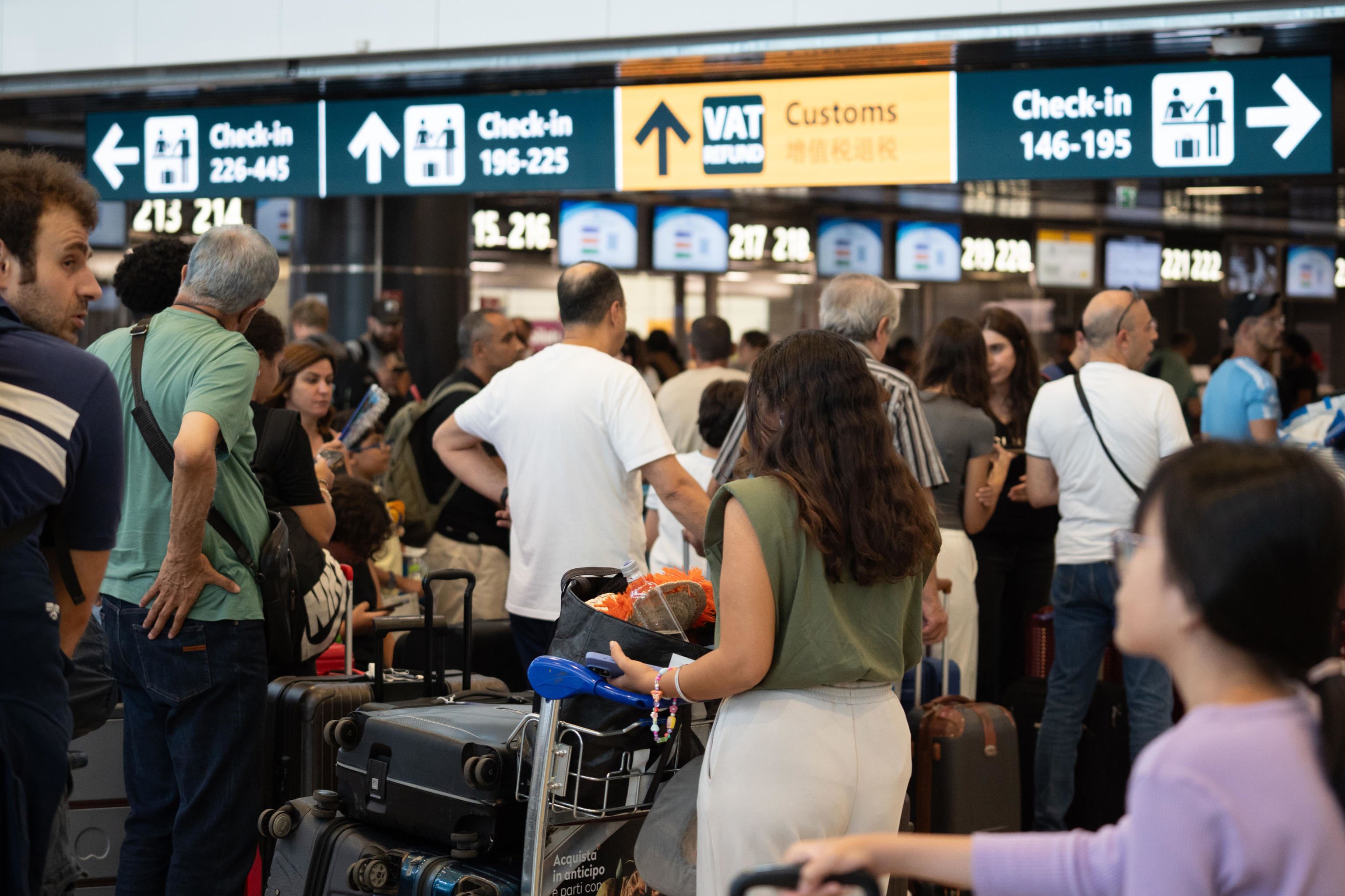 Famiglie in coda a Fiumicino per partire per le vacanze estive: la ripresa dei redditi ha favorito la risalita del turismo nazionale