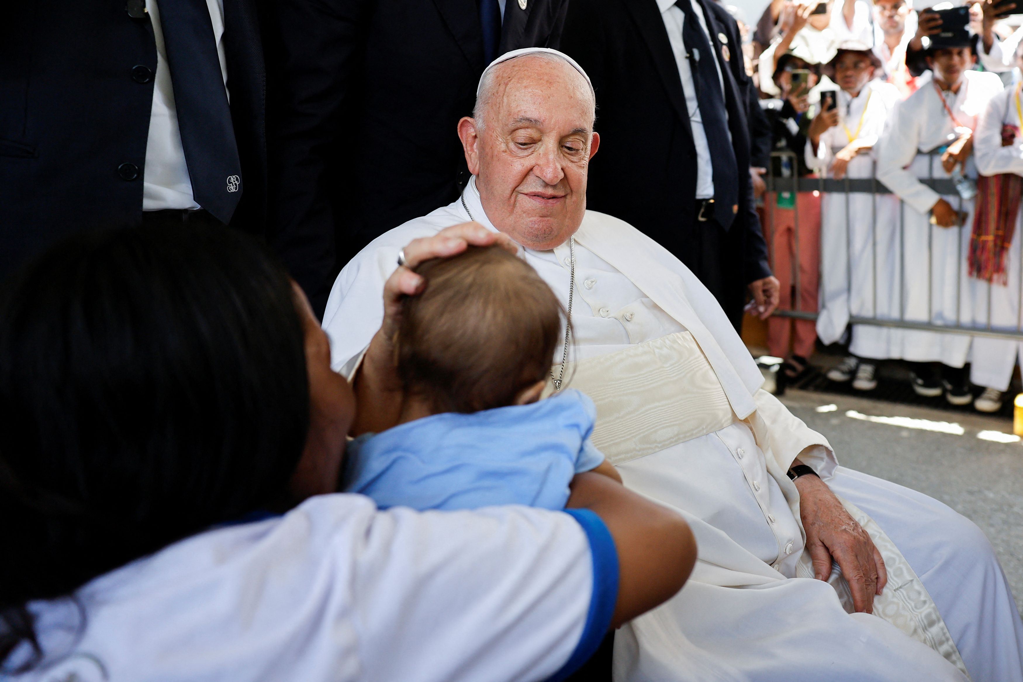 Il Papa accarezza un bambino, nella scuola delle Suore Alma a Dili