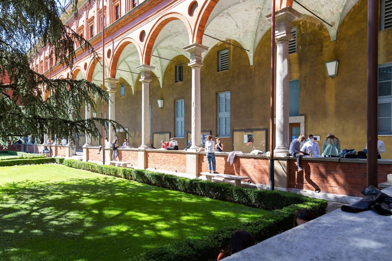 Giovani universitari nei chiostri dell'Università Cattolica a Milano