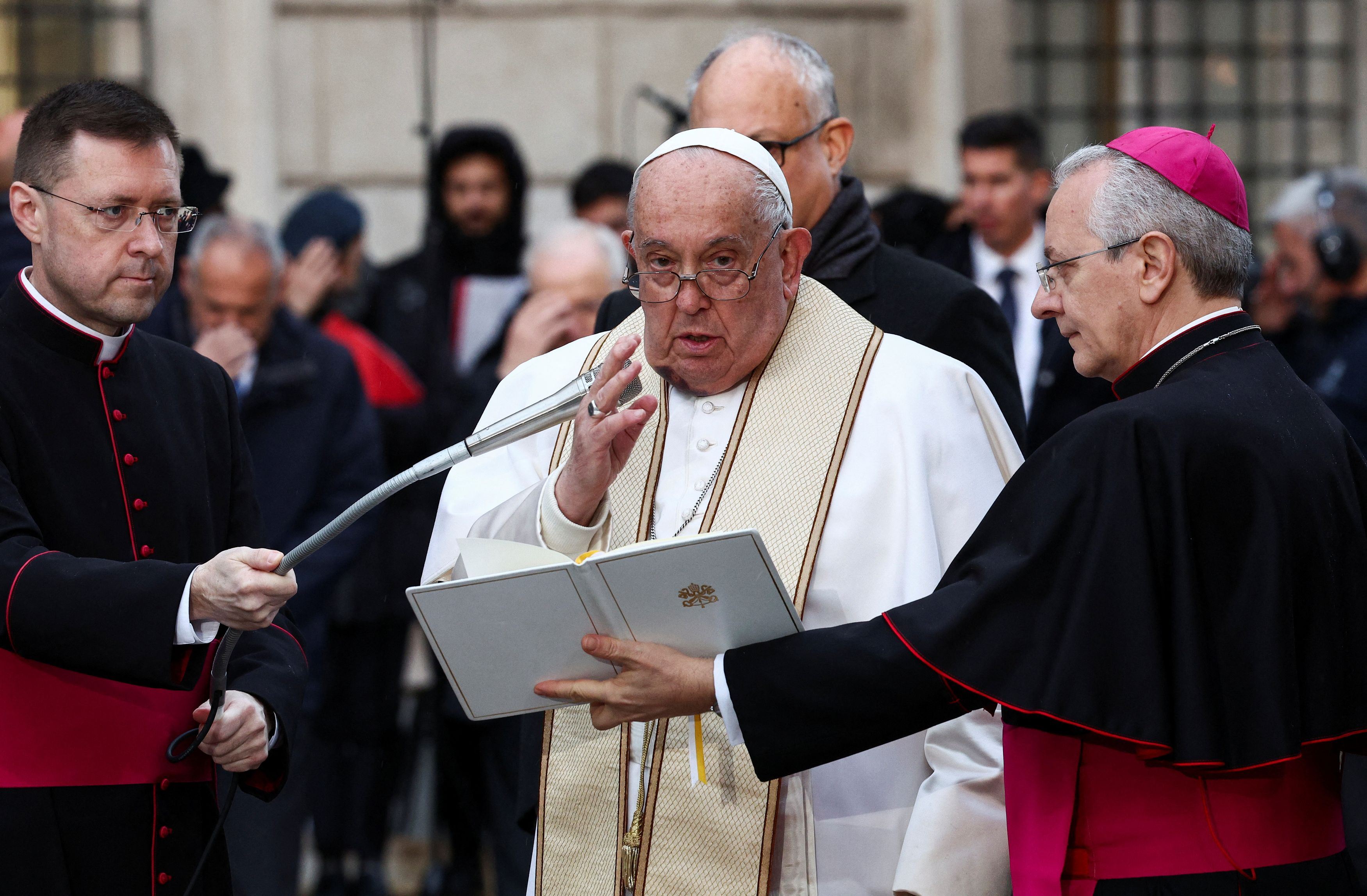 Il Papa durante l'omaggio alla statua dell'Immacolata a piazza di Spagna