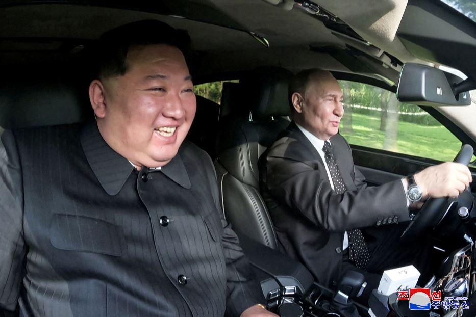 Kim e Putin a bordo della limousine donata dallo zar al leader nordcoreano