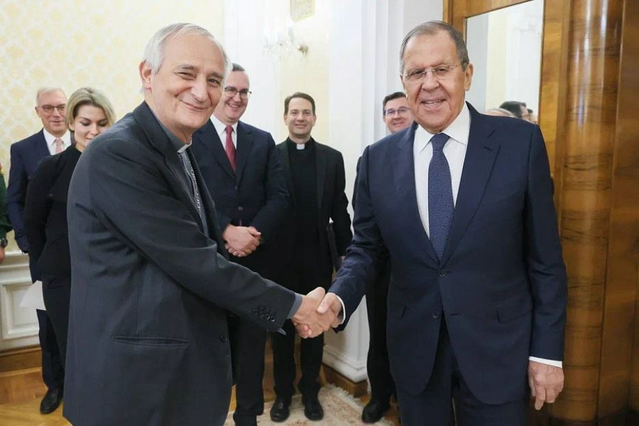 Il cardinale Matteo Zuppi e il ministro degli Esteri, Sergeij Lavrov, nell'incontro di queste ore a Mosca