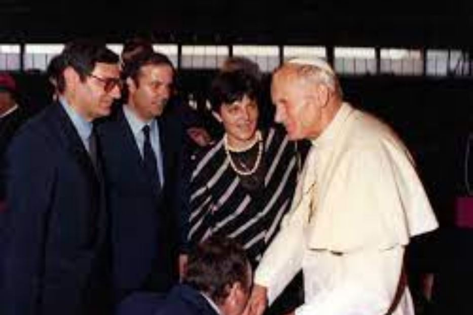 Nicola Sanese, Antonio Smurro ed Emilia Guarnieri accolgono Giovanni Paolo II nell'edizione del 1982