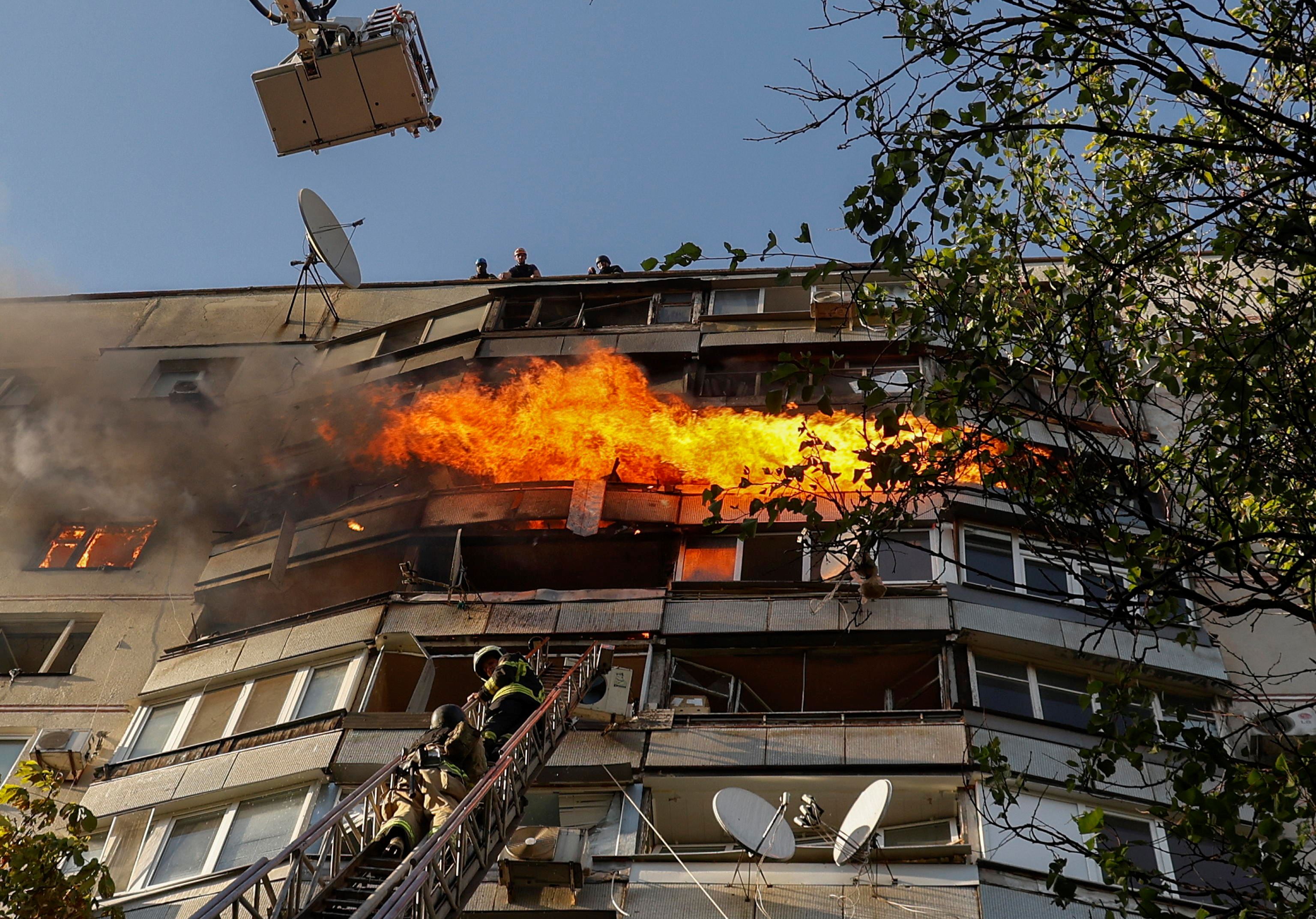 Le fiamme avvolgono un piano del palazzo bombardato dai russi domenica a Kharkiv