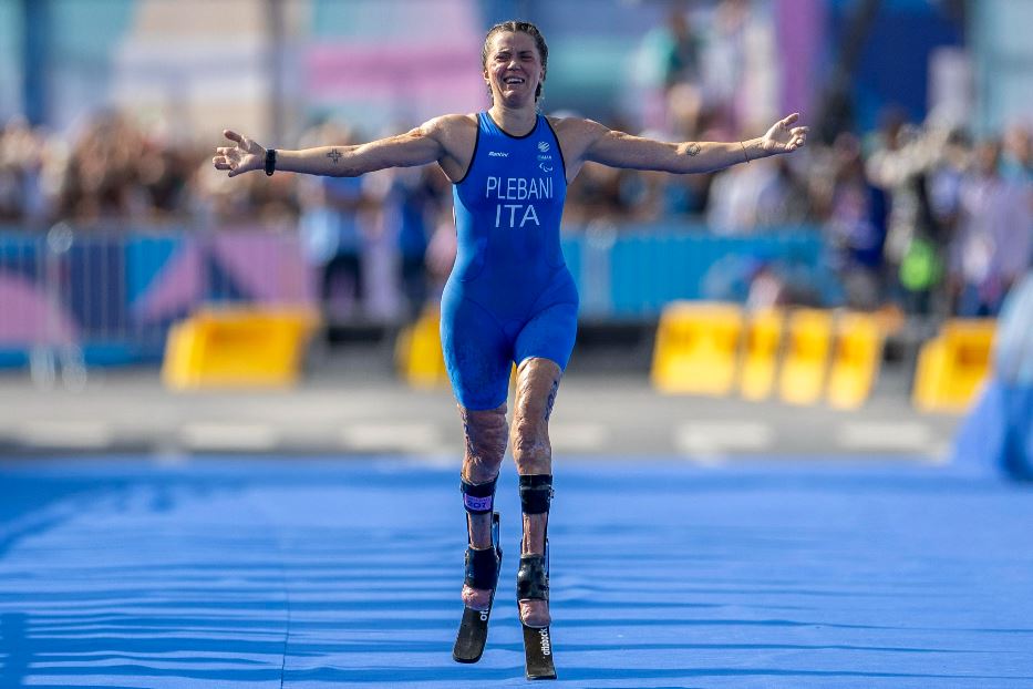 Veronica Yoko Plebani durante la sezione di corsa nella gara di triathlon PTS2