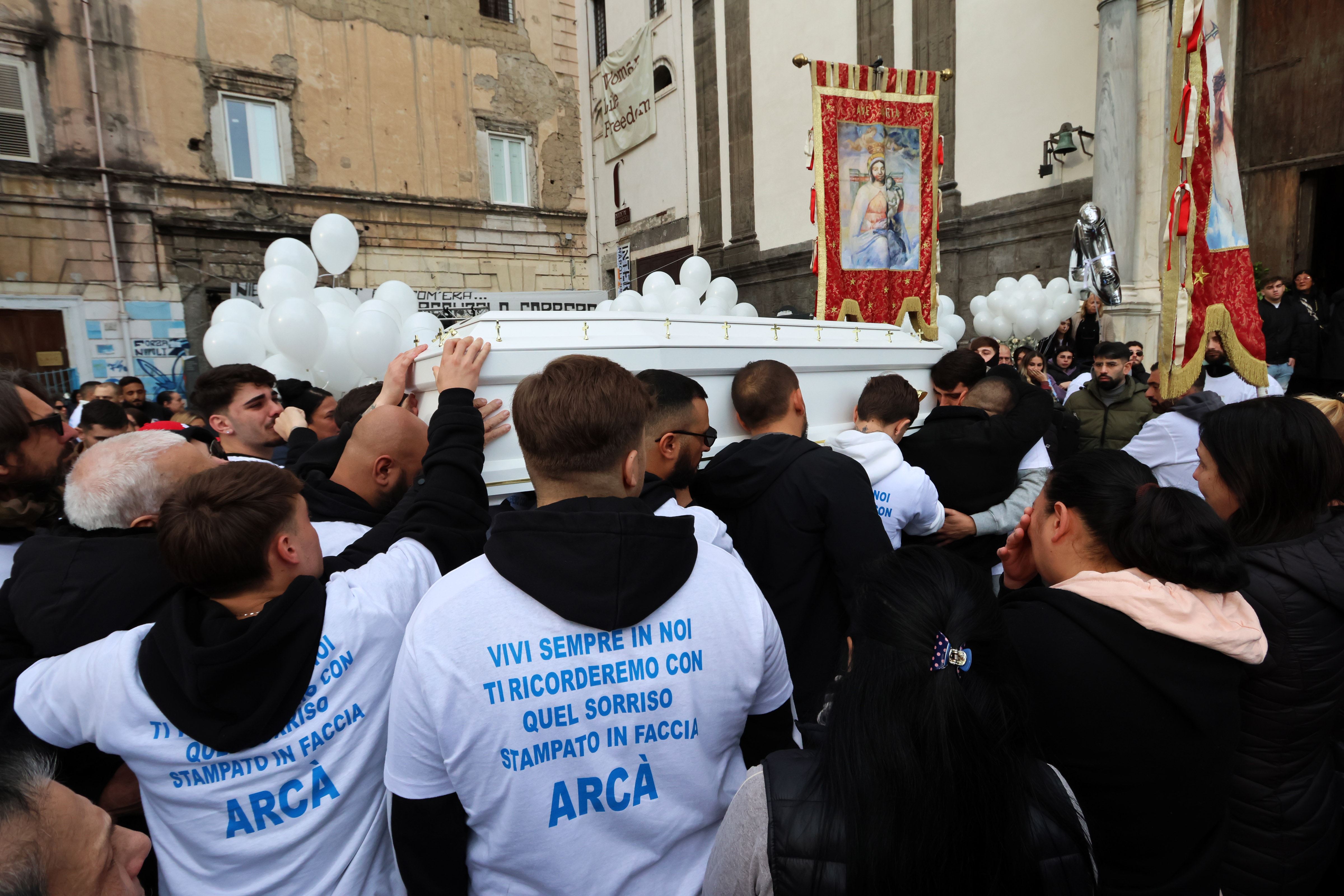 Un momento dei funerali di Arcangelo Correra ieri a Napoli