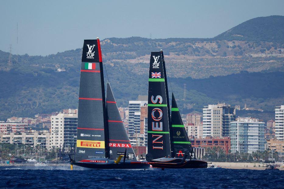 L'imbarcazione italiana Luna Rossa battuta dagli inglesi di Ineos