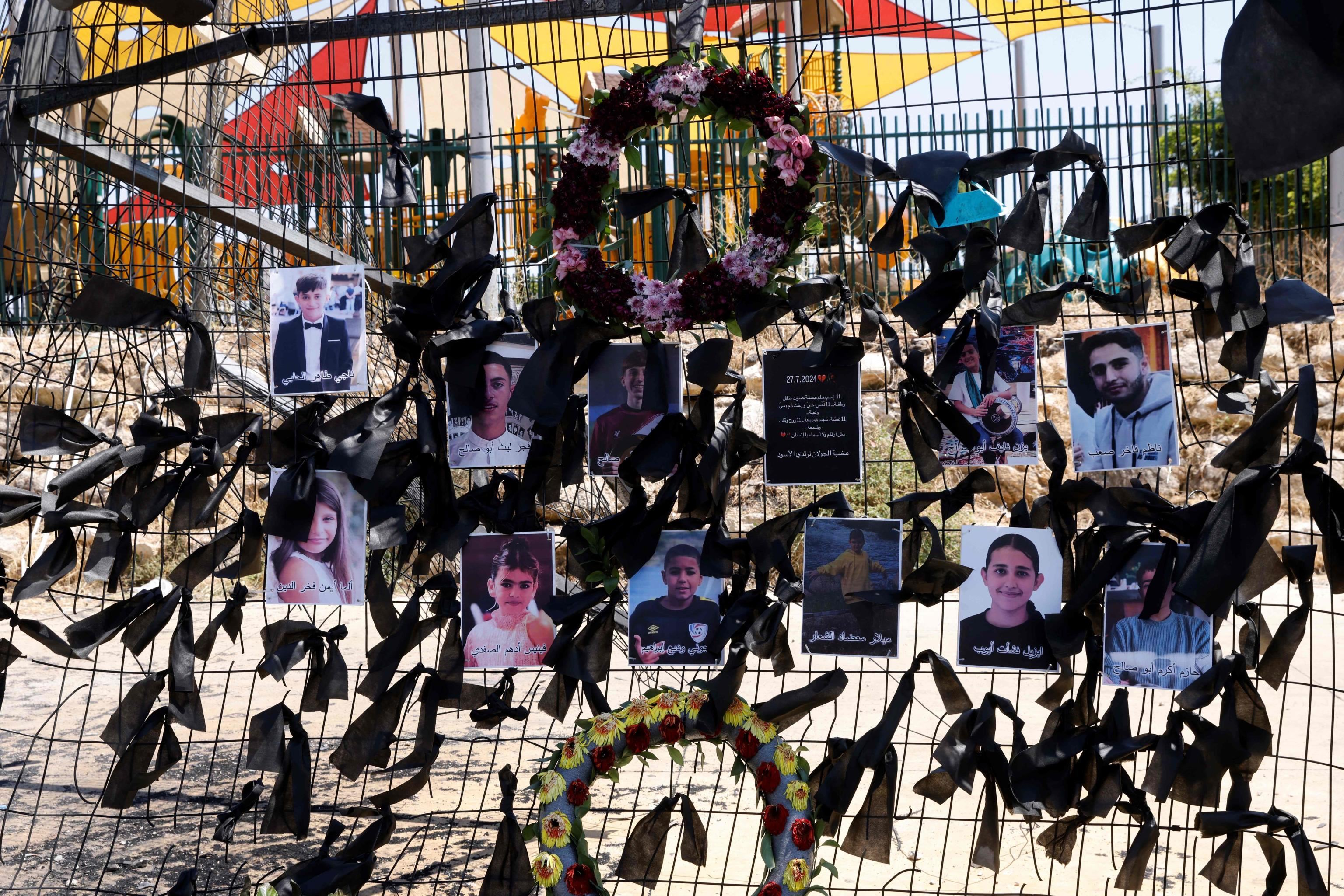 Le foto dei dodici bambini uccisi sabato da Hezbollah sulla rete del campo di calcio di Majdal Shams dove è caduto il razzo