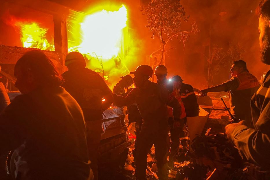 Le squadre di soccorso libanesi in azione dopo l'ennesimo raid israeliano