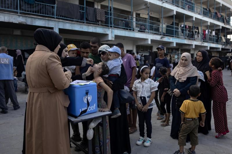 Gaza senza scuola, la maestra Israa riporta tra i banchi i piccoli profughi 