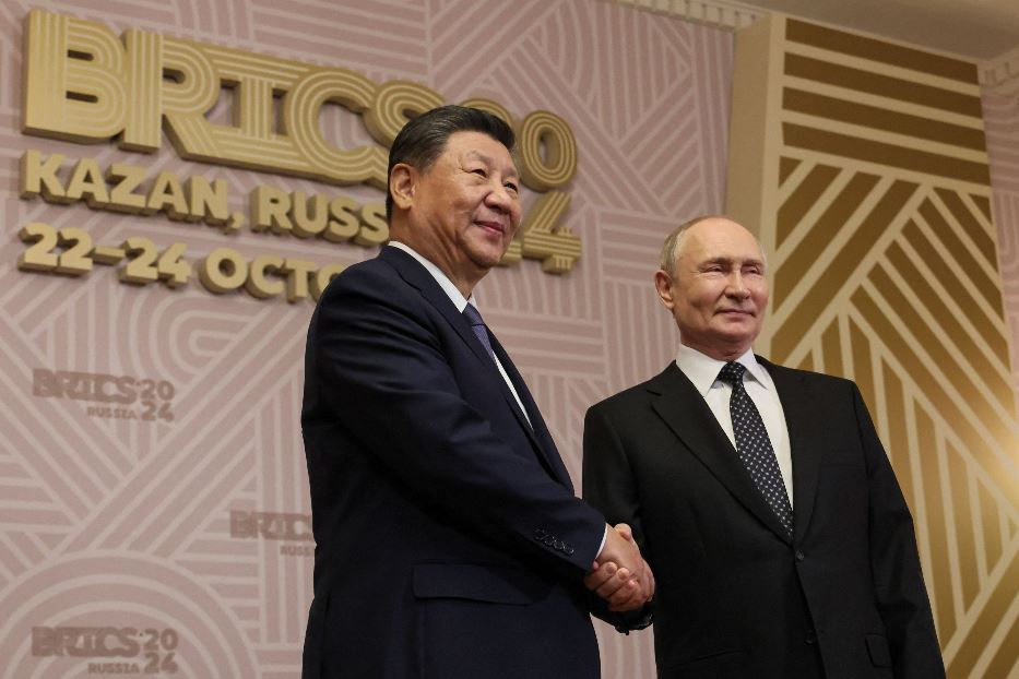 Il presidente russo Vladimir Putin accoglie il presidente cinese Xi Jinping durante la cerimonia di benvenuto al vertice Brics 2024 in corso a Kazan, in Russia